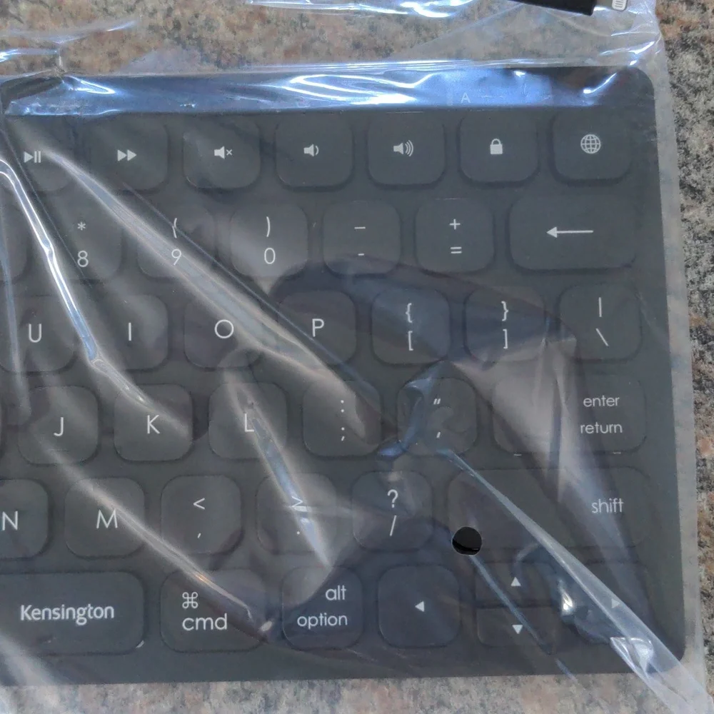Kensington Simple Solutions Wired Compact iPad Keyboard Lightning Connec…